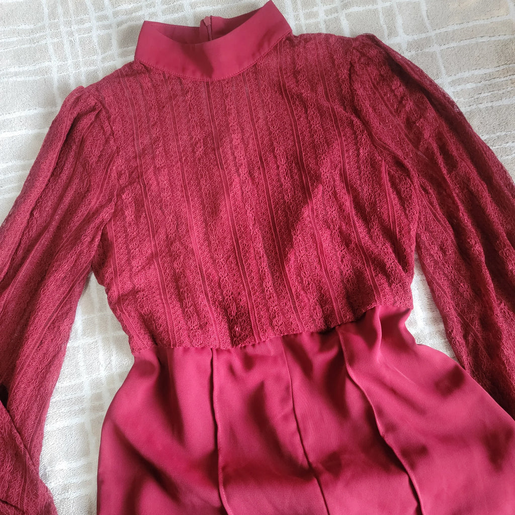 Enterizo Elegante Color Vino con Encaje y Mangas Transparentes