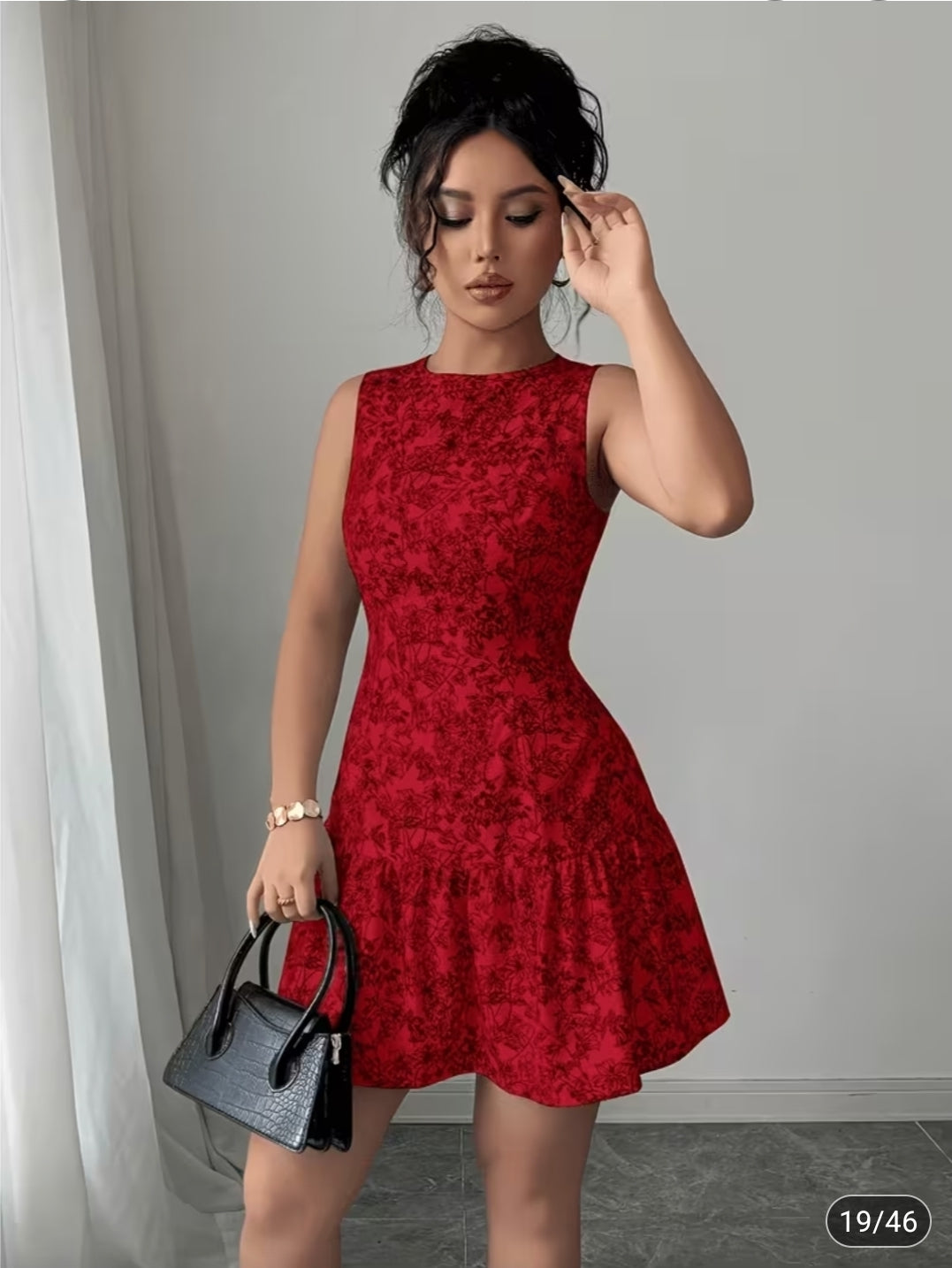 Vestido Rojo con Estampado Floral y Falda con Vuelo