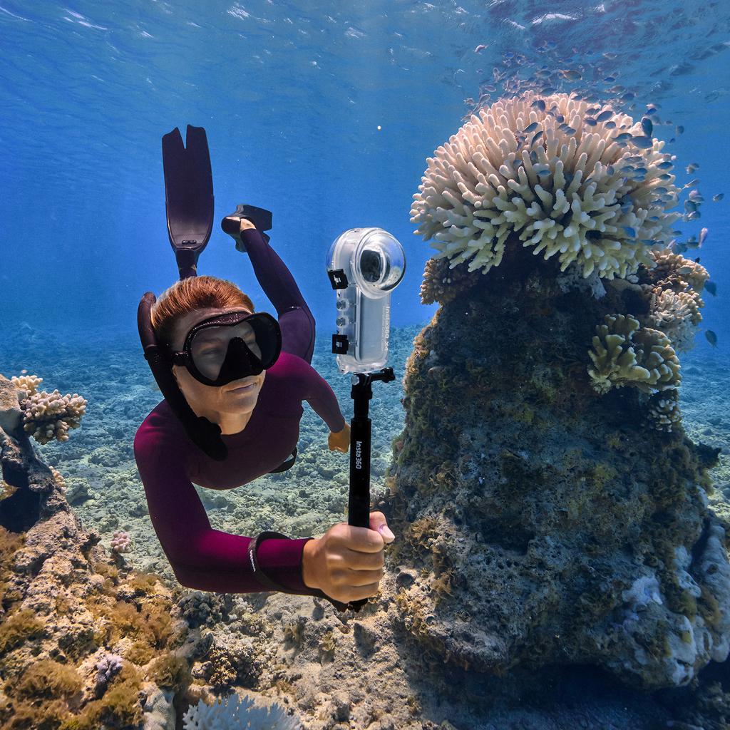 Insta360 Cámara de Acción 360° Resistente al Agua Incluye Selfie Stick
