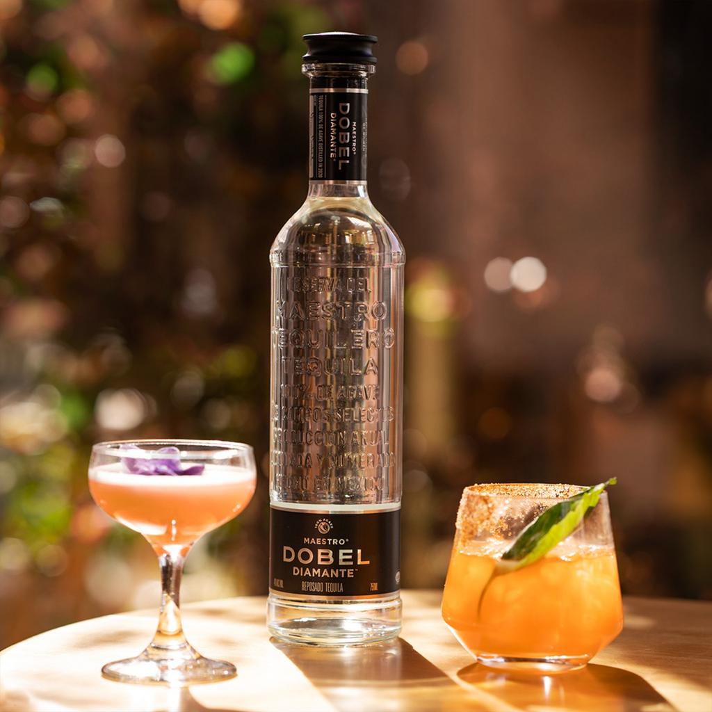 Maestro Dobel Diamante Botella de Tequila Añejo con Notas Suaves 700 mL / 24 oz