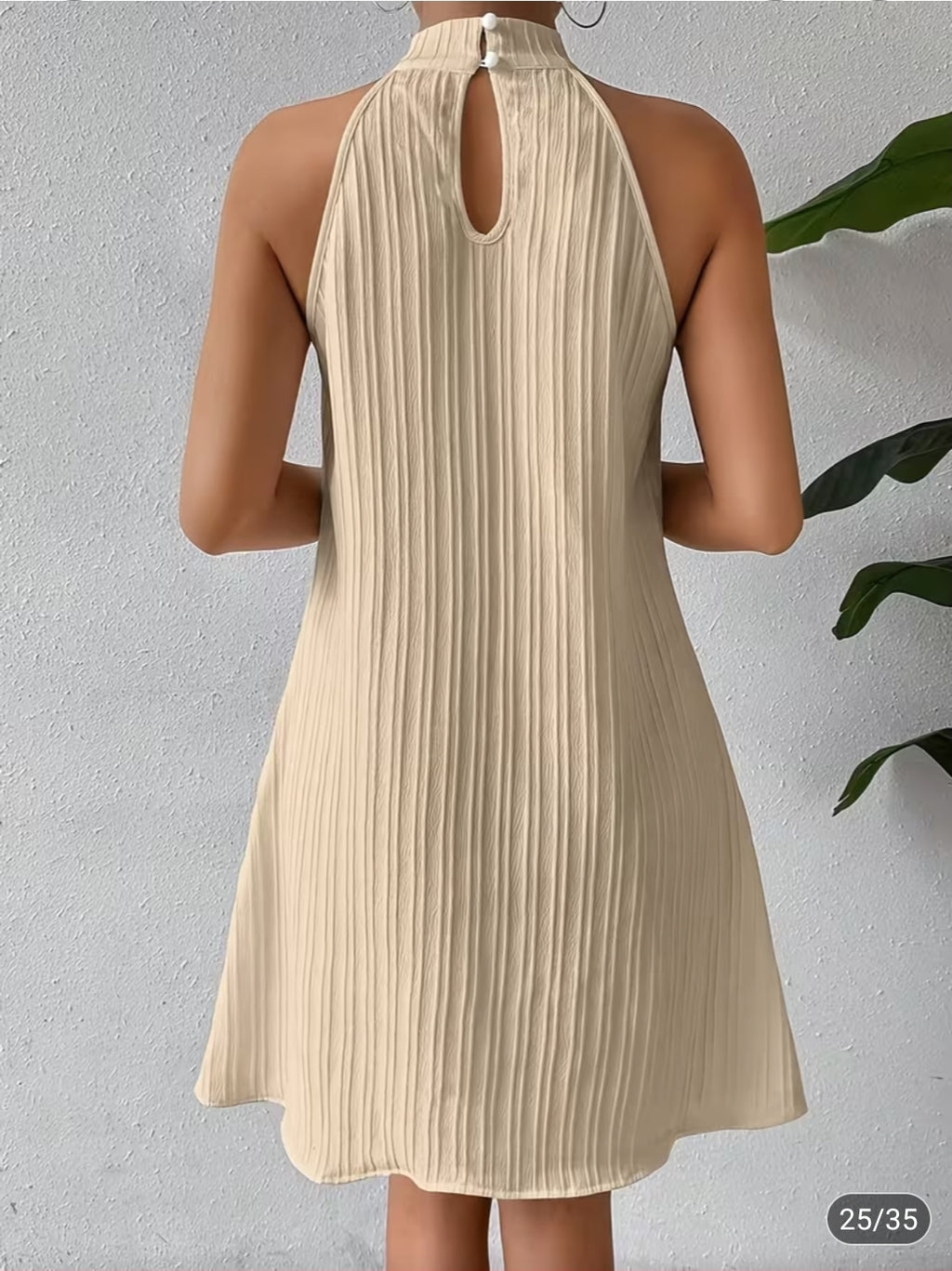 Vestido Beige con Cuello Alto sin Cinturón