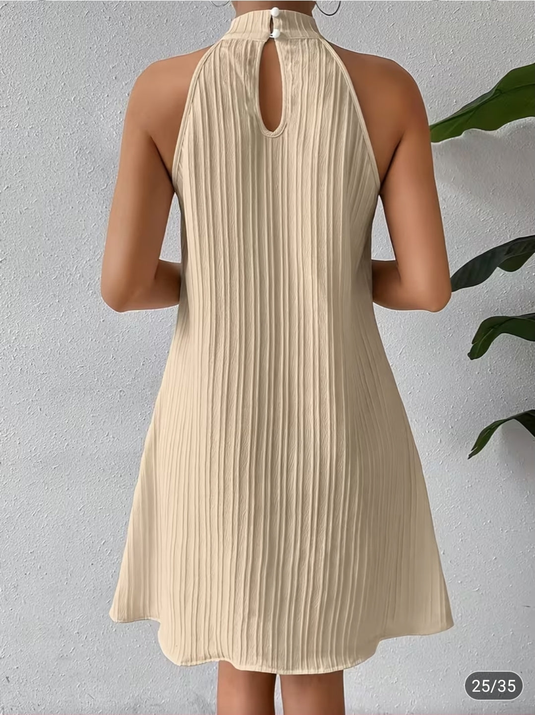 Vestido Beige con Cuello Alto sin Cinturón