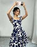 Vestido Blanco con Estampado Azul y Mangas con Volantes