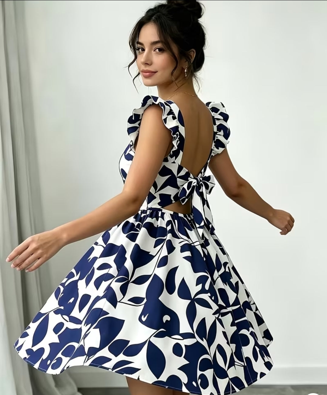Vestido Blanco con Estampado Azul y Mangas con Volantes