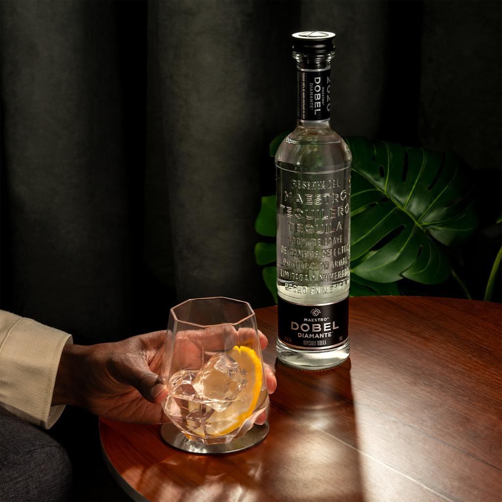 Maestro Dobel Diamante Botella de Tequila Añejo con Notas Suaves 700 mL / 24 oz
