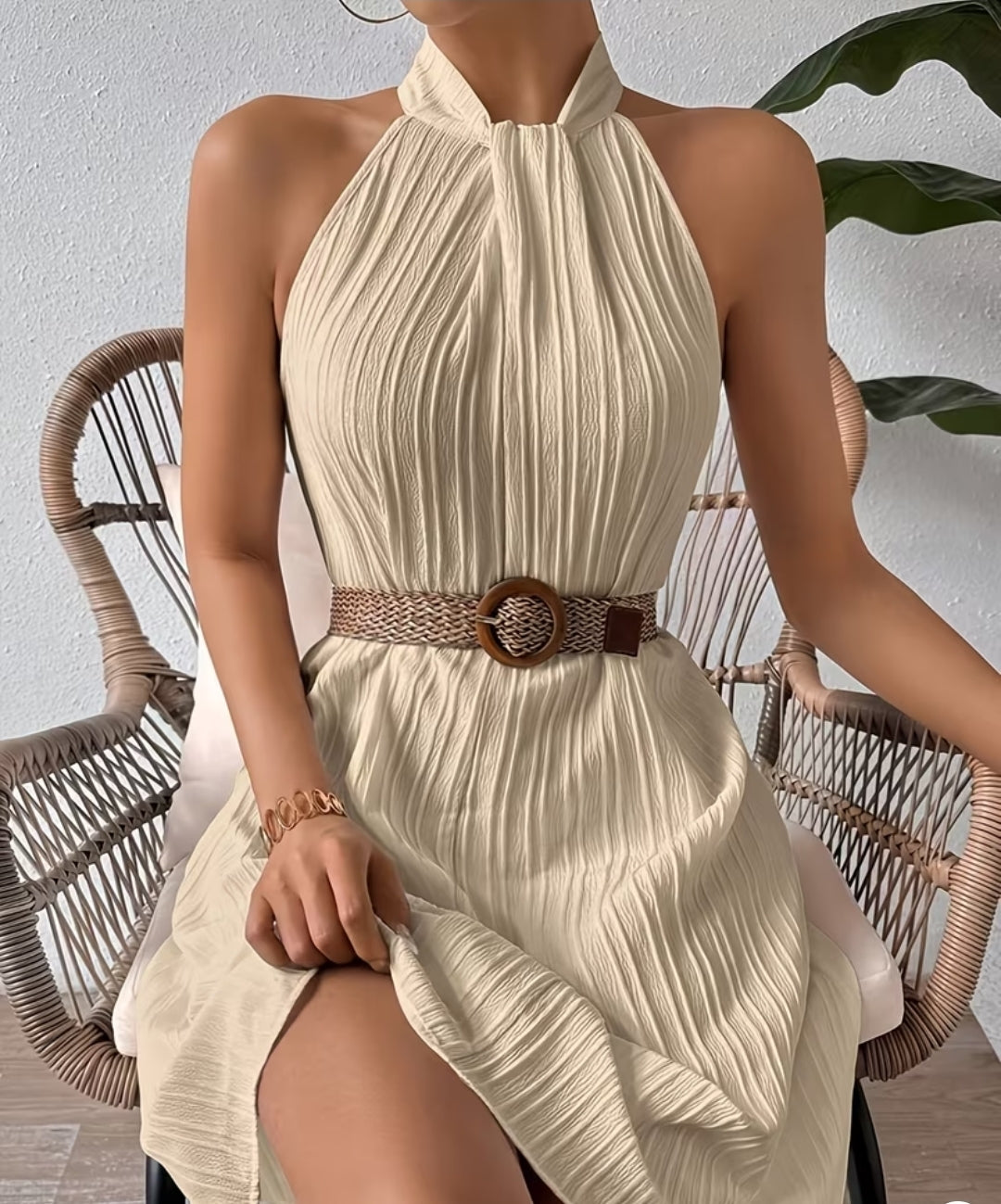 Vestido Beige con Cuello Alto sin Cinturón