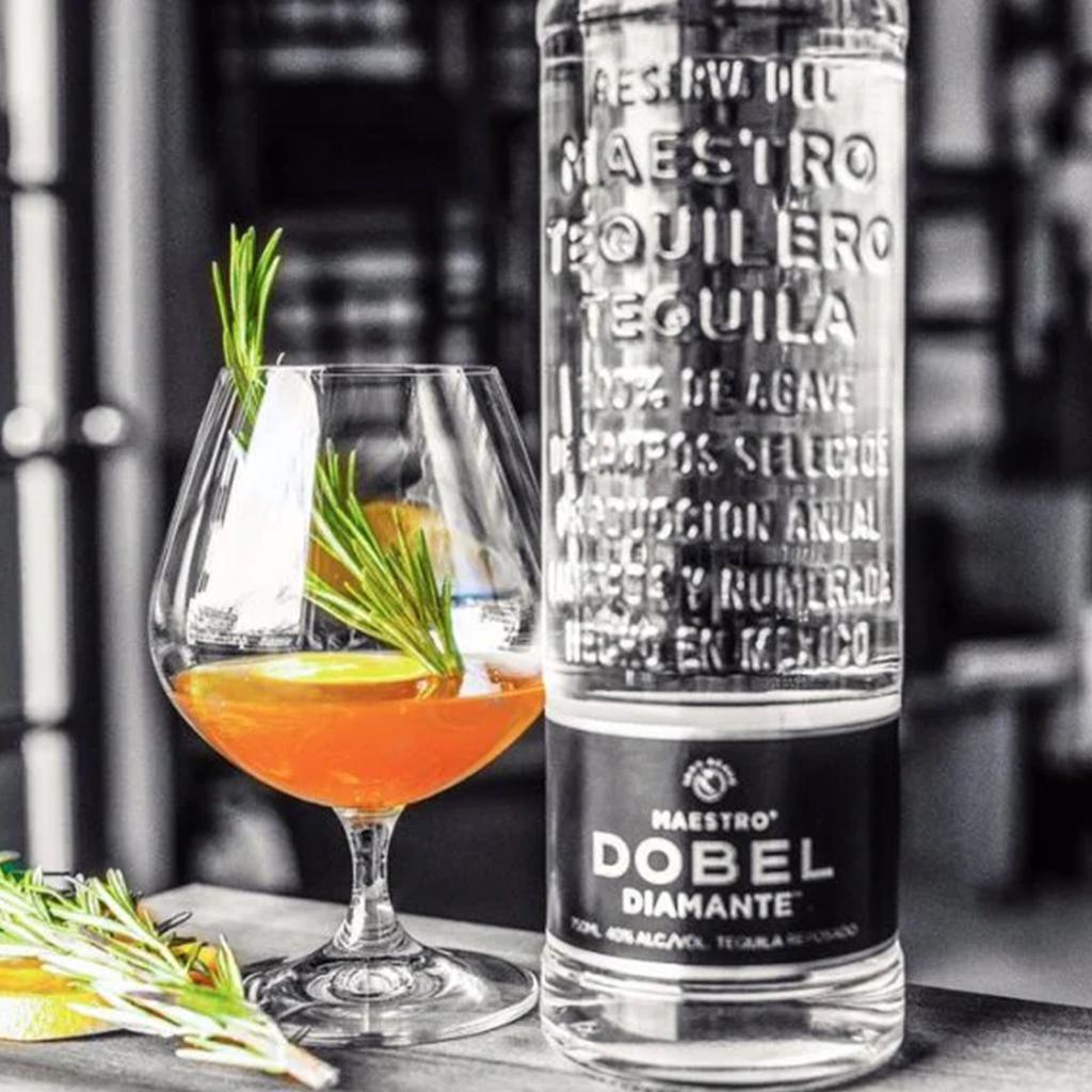 Maestro Dobel Diamante Botella de Tequila Añejo con Notas Suaves 700 mL / 24 oz