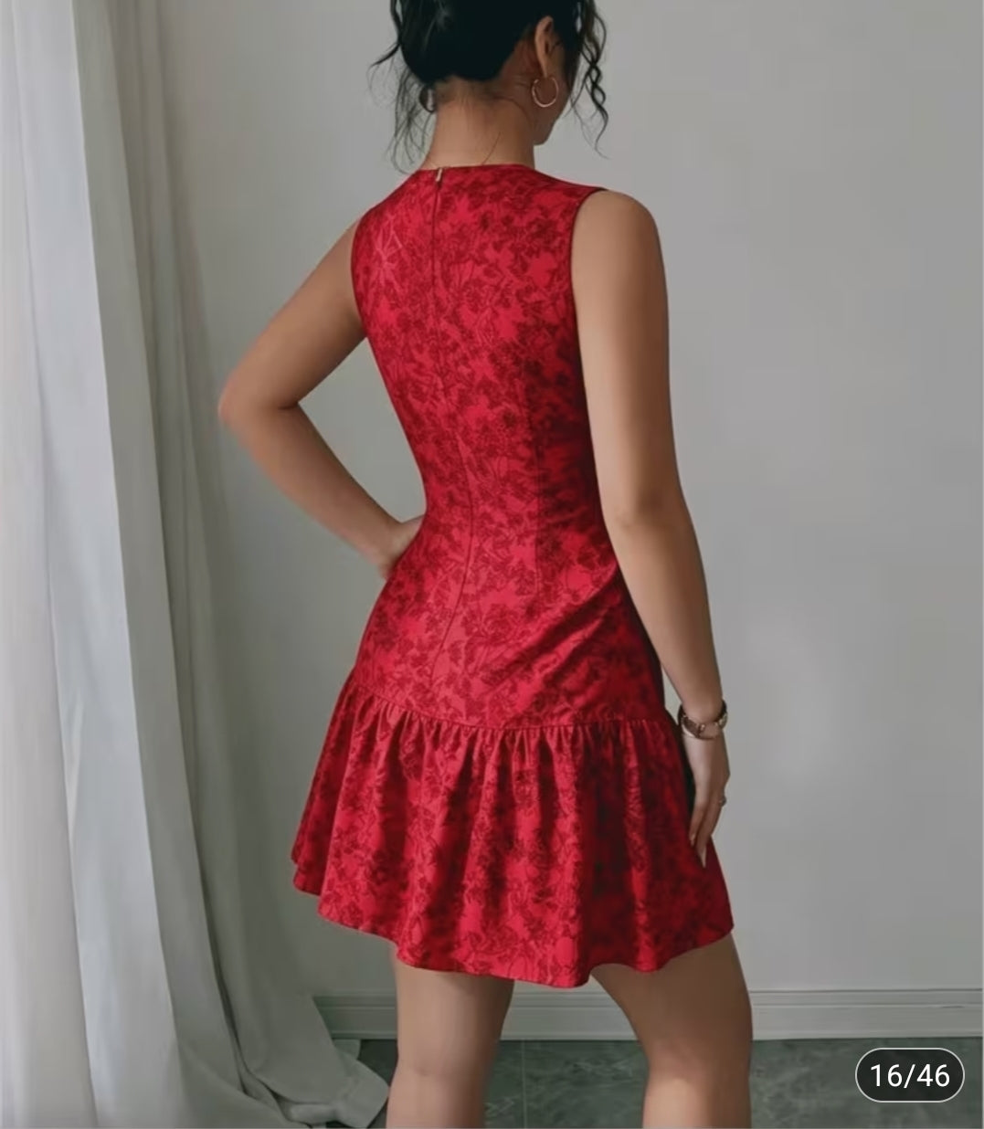 Vestido Rojo con Estampado Floral y Falda con Vuelo
