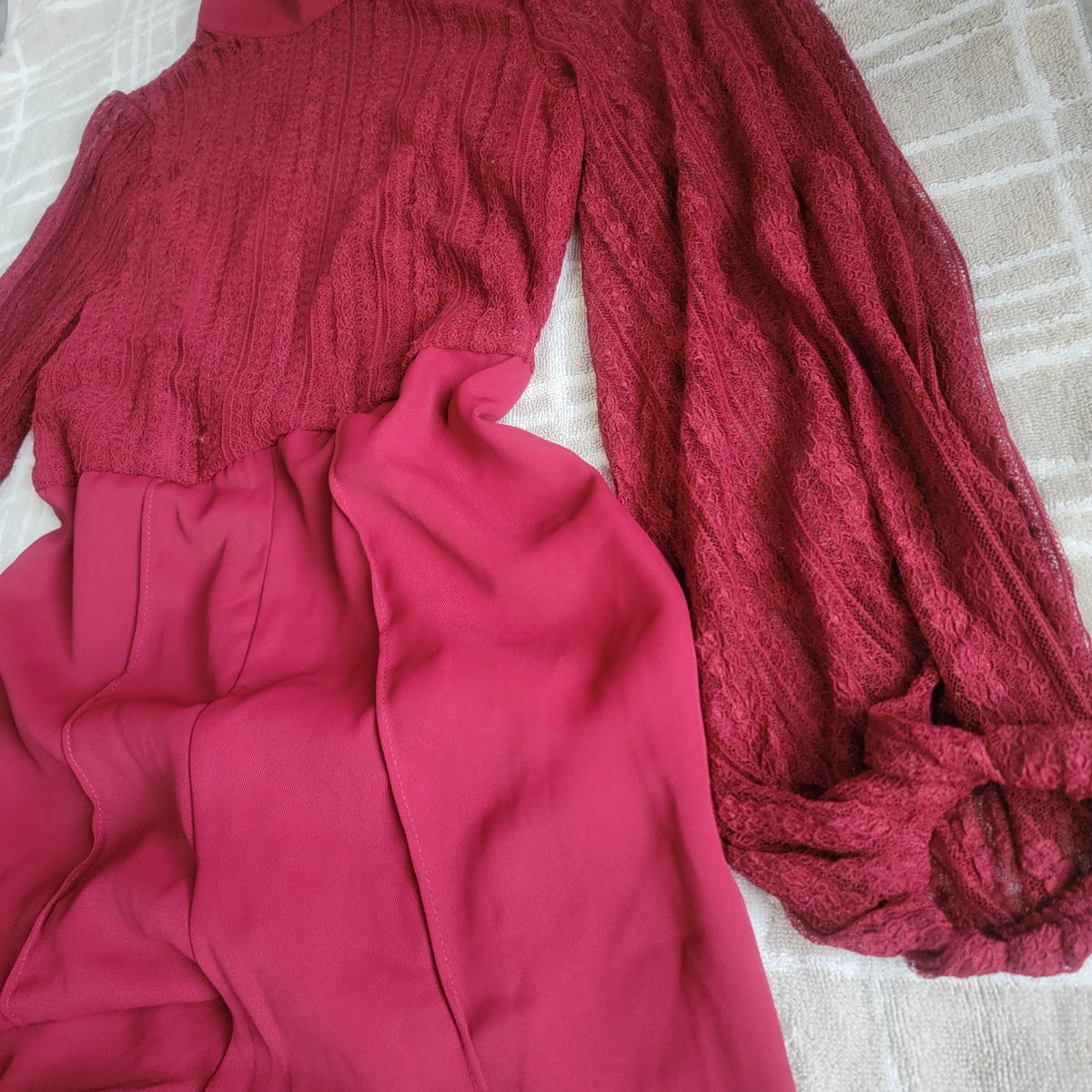 Enterizo Elegante Color Vino con Encaje y Mangas Transparentes