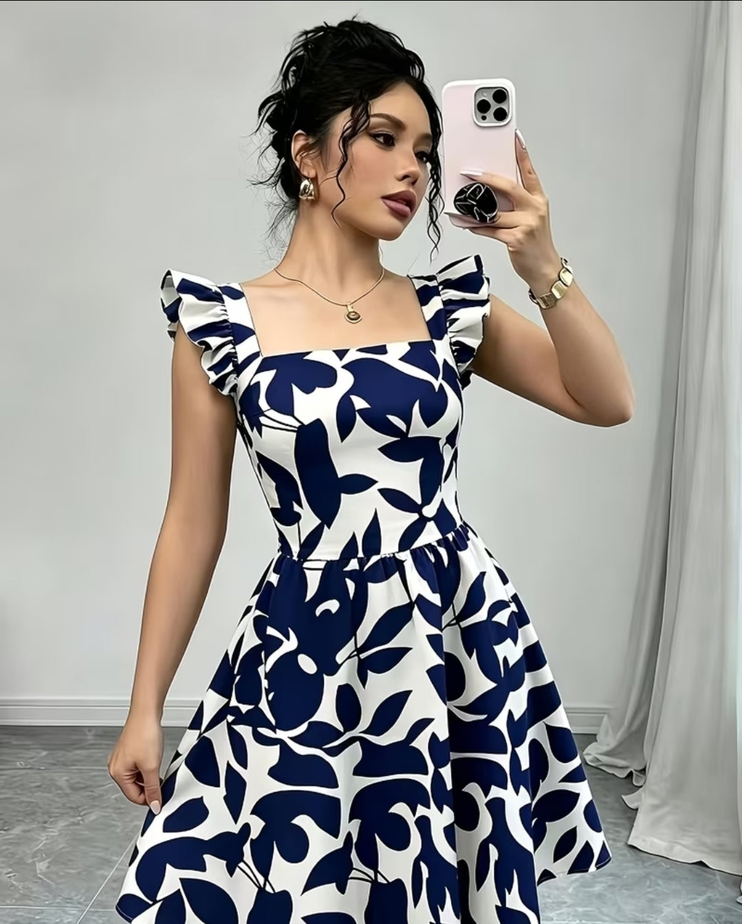 Vestido Blanco con Estampado Azul y Mangas con Volantes