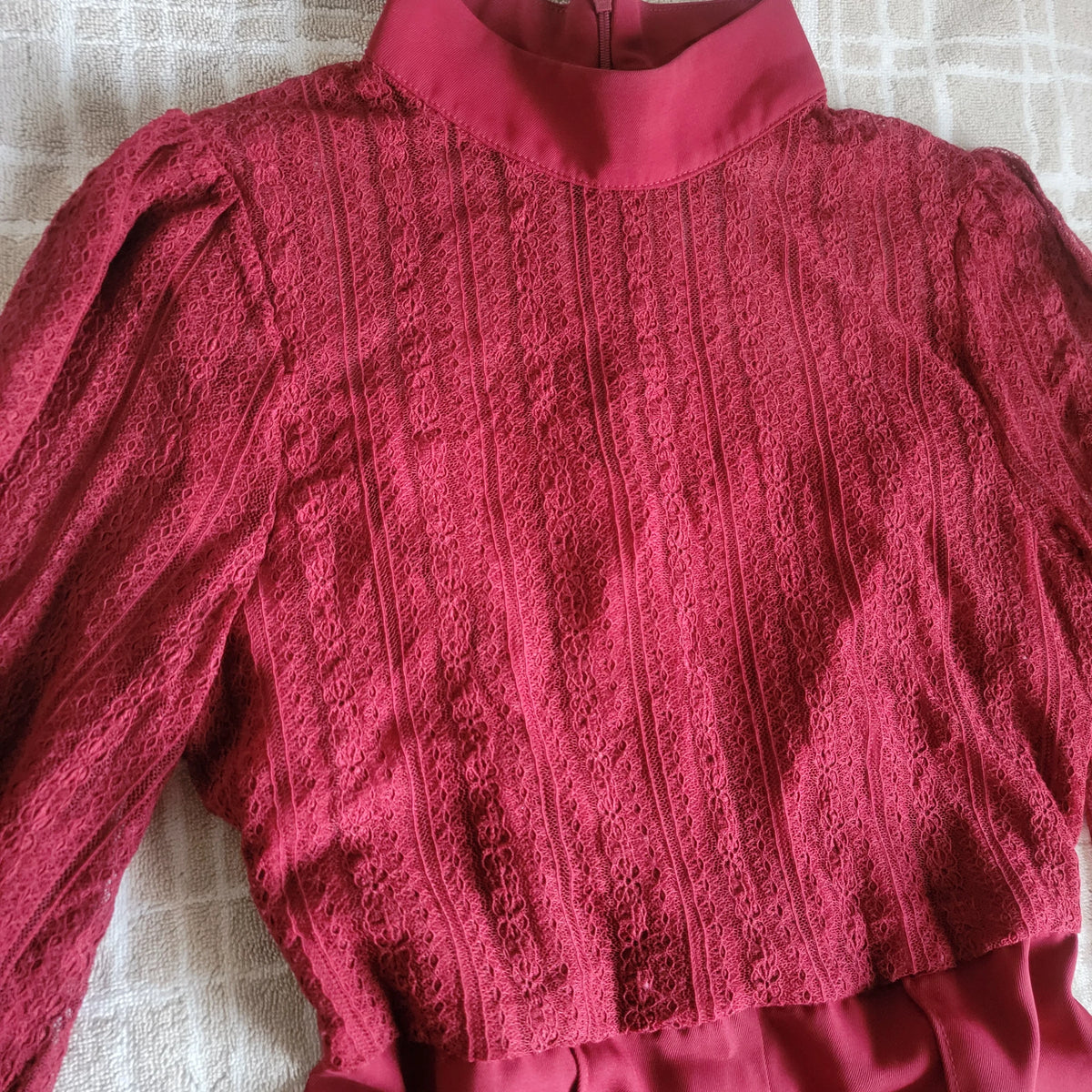 Enterizo Elegante Color Vino con Encaje y Mangas Transparentes