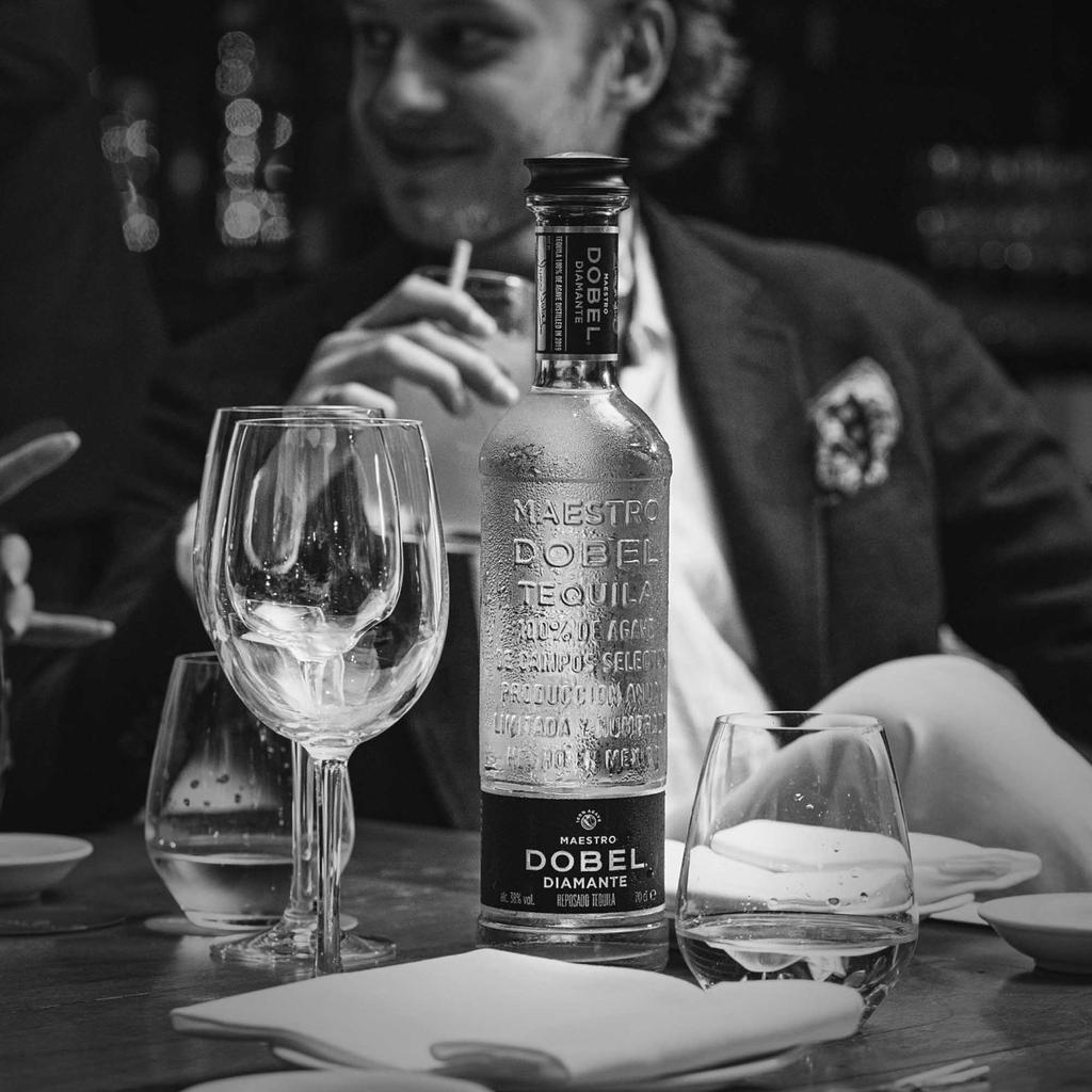 Maestro Dobel Diamante Botella de Tequila Añejo con Notas Suaves 700 mL / 24 oz